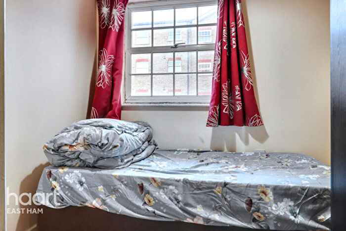 2 Bedroom Apartment For Sale In Queensberry Place, London, E12