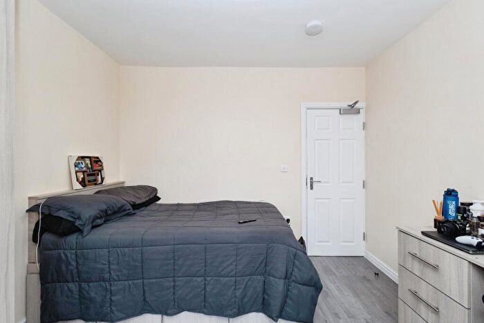 6 Bedroom House To Rent In Parrs Wood Road, M20