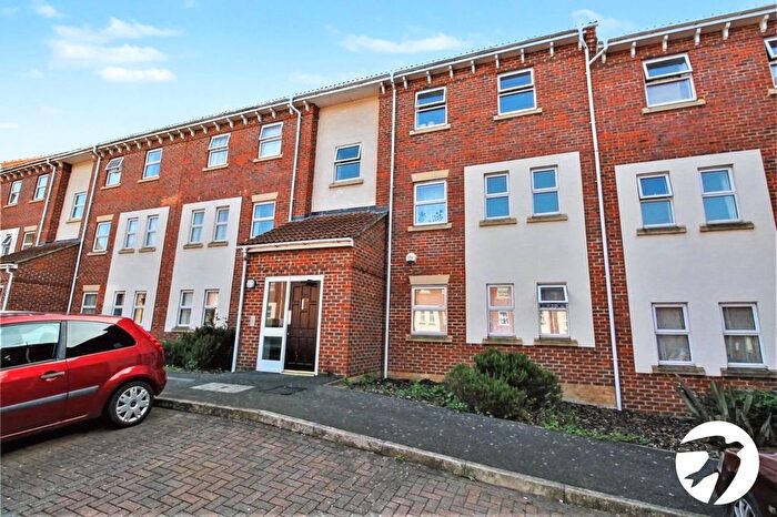 2 Bedroom Flat To Rent In Mary Court, Chatham, Kent, ME4