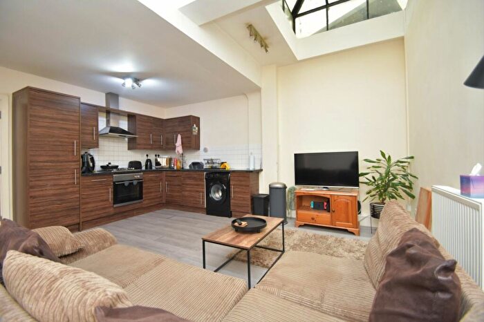 3 Bedroom Flat To Rent In Milton Road, Southsea, Hampshire, PO4