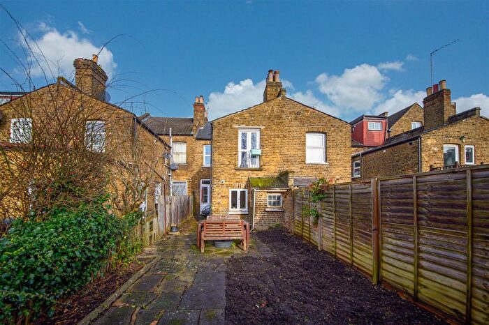1 Bedroom Flat For Sale In Percy Road, London, N12