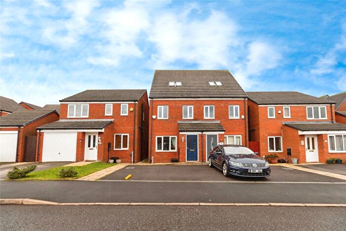 3 Bedroom Semi-Detached House For Sale In Kinross Avenue, Heywood, Greater Manchester, OL10