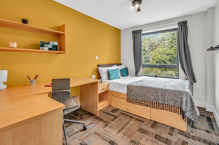 1 Bedroom Private Hall To Rent In Burley Road, Leeds, LS3