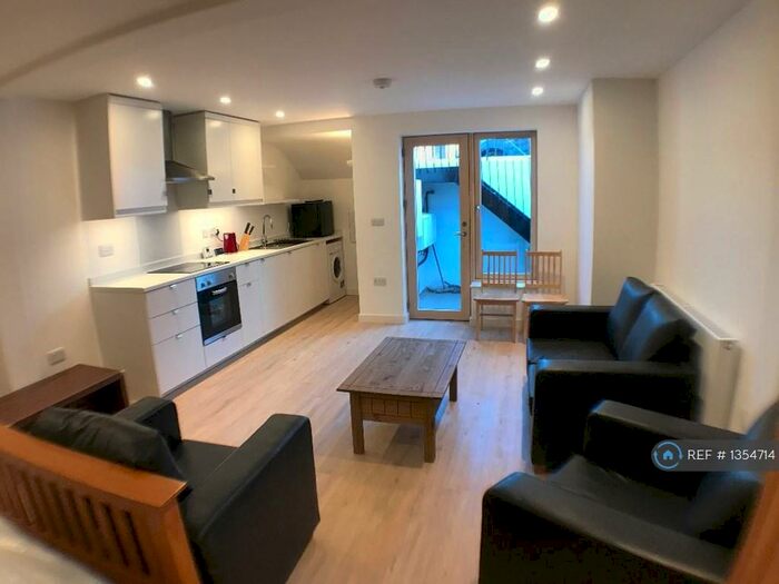 Studio To Rent In Plumstead, London, SE18