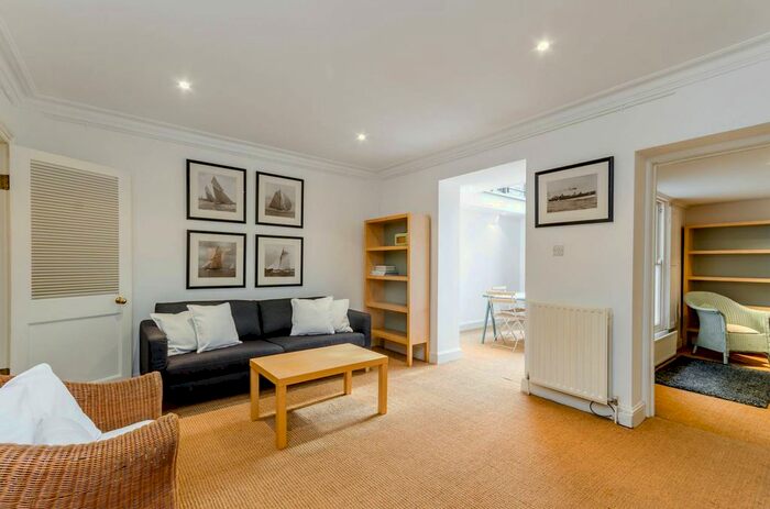 2 Bedroom Flat To Rent In Barclay Road, Fulham, London, SW6