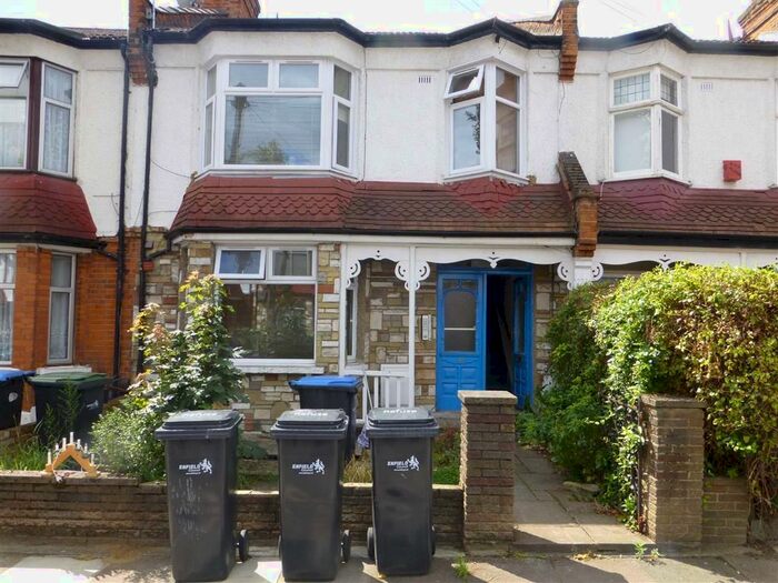 Studio To Rent In Kelvin Avenue, Palmers Green, London, N13