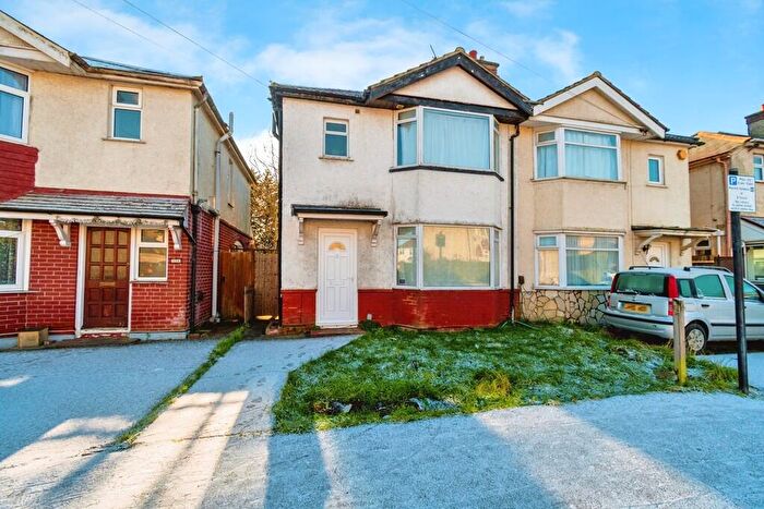 3 Bedroom Semi Detached House For Sale In Honeysuckle Road, SO16