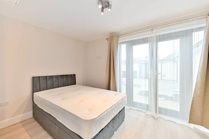 Studio To Rent In Hounslow Avenue, Hounslow, TW3
