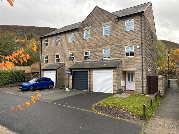 4 Bedroom Town House For Sale In Calico Crescent, Carrbrook, Stalybridge, SK15