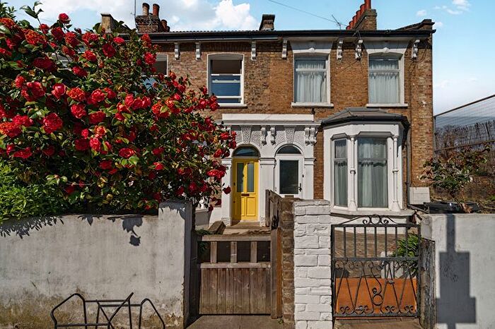 3 Bedroom Property To Rent In Rendlesham Road, Clapton, E5