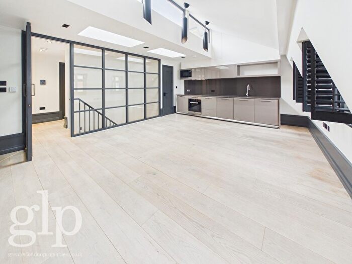 2 Bedroom Flat To Rent In King Street, London, Greater London, Covent Garden, WC2E