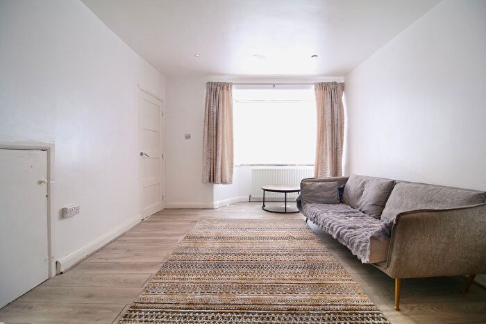 1 Bedroom Semi-Detached House To Rent In Salt Hill Way, Slough, SL1