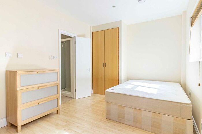 Studio To Rent In Arden Road, London, N3