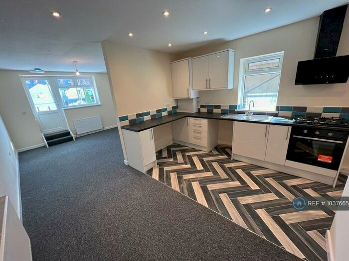 1 Bedroom Flat To Rent In Ombersley Road, Newport, NP20