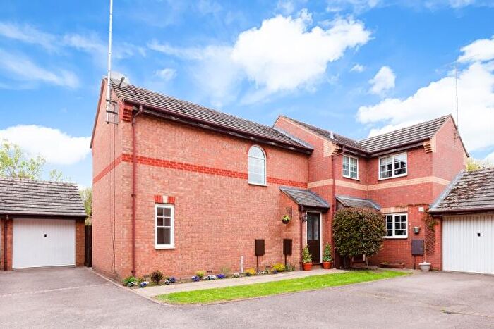 2 Bedroom Semi-Detached House To Rent In Fraser Close, Banbury, OX16