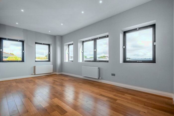 2 Bedroom Apartment To Rent In Vantage House Hook, RG27