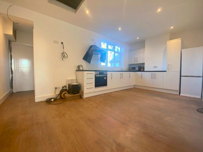 2 Bedroom Flat To Rent In Station Road, Harold Wood RM3