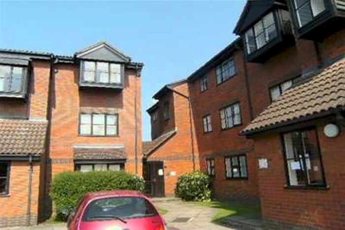 Flat To Rent In Gladbeck Way, EN2