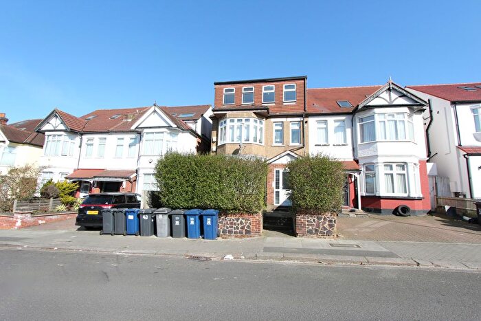 2 Bedroom Flat To Rent In The Drive, London, NW11