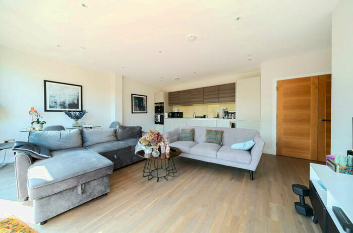 3 Bedroom Penthouse To Rent In Finchley Road, London, NW3