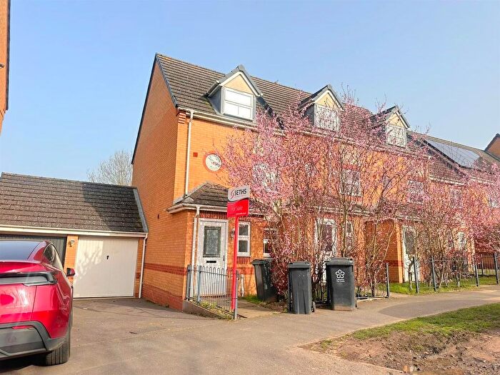 4 Bedroom Town House For Sale In Kestrel Lane, Hamilton, Leicester, LE5