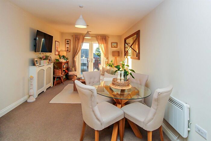 2 Bedroom Flat For Sale In Kingsway Gardens, Ossett, WF5