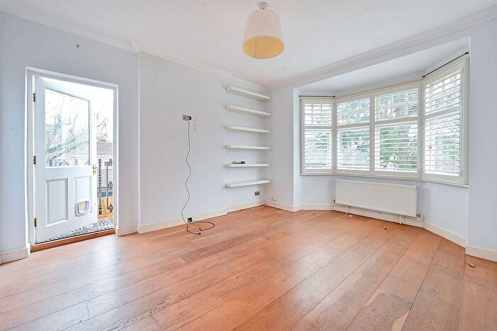 3 Bedroom Maisonette For Sale In Brent Road, Brentford, TW8