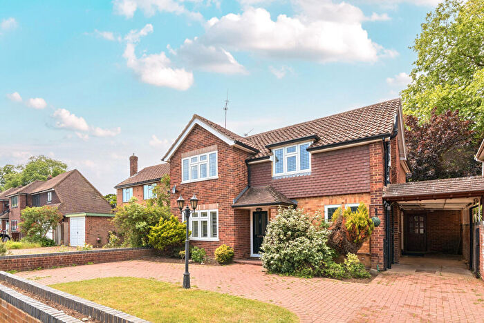 3 Bedroom Detached House For Sale In Sandalwood Avenue, Chertsey, KT16