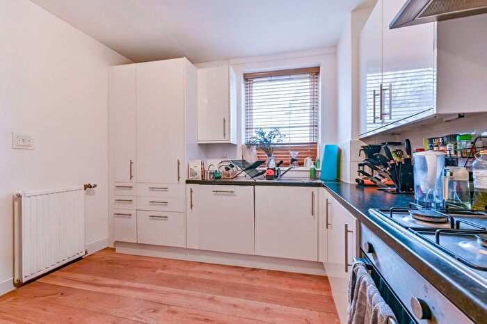 2 Bedroom Maisonette To Rent In Treaty Street, Islington, London, N1