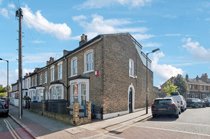 3 Bedroom End Of Terrace House For Sale In Lugard Road, London, SE15