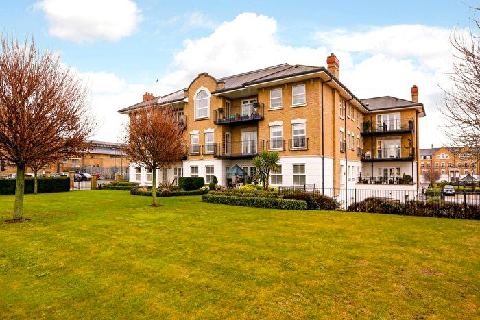 3 Bedroom Flat To Rent In Clearwater Place, Surbiton, KT6
