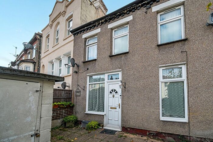 2 Bedroom Terraced House For Sale In Chestnut Rise, Plumstead, SE18