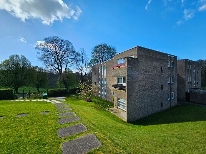 2 Bedroom Flat To Rent In Lister Lane, Bradford, BD2