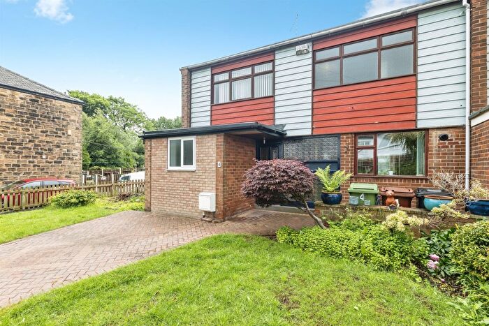 4 Bedroom End Of Terrace House For Sale In Hembrigg Gardens, Morley, Leeds, LS27