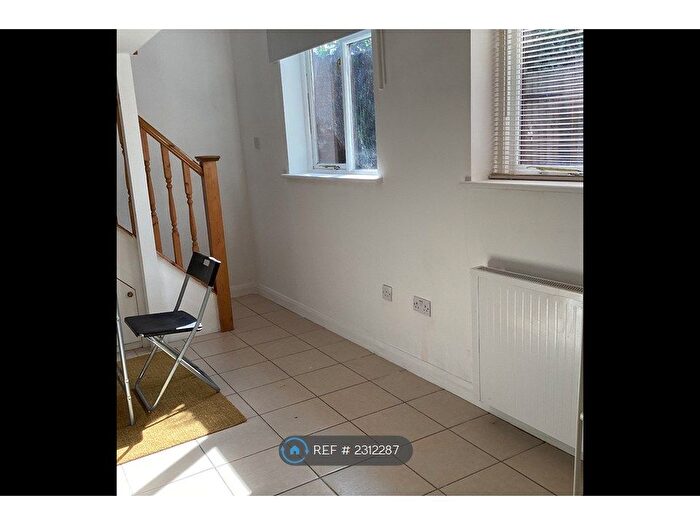 2 Bedroom Flat To Rent In Hereford Road, London, W3