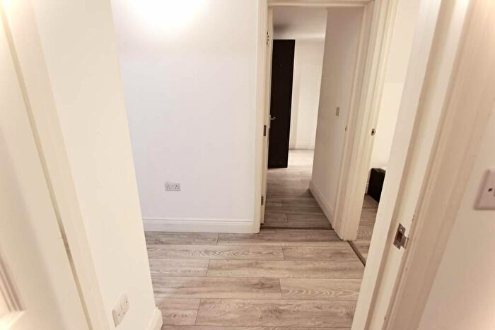 2 Bedroom Apartment To Rent In High Road, London, N12