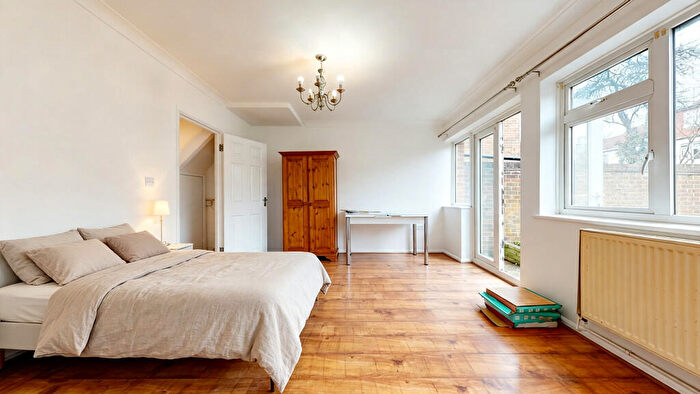 4 Bedroom Terraced House To Rent In Palace Road, London, N11