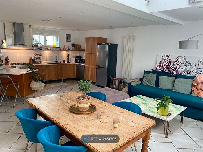 2 Bedroom Semi-Detached House To Rent In Anchor Mews, London, N1