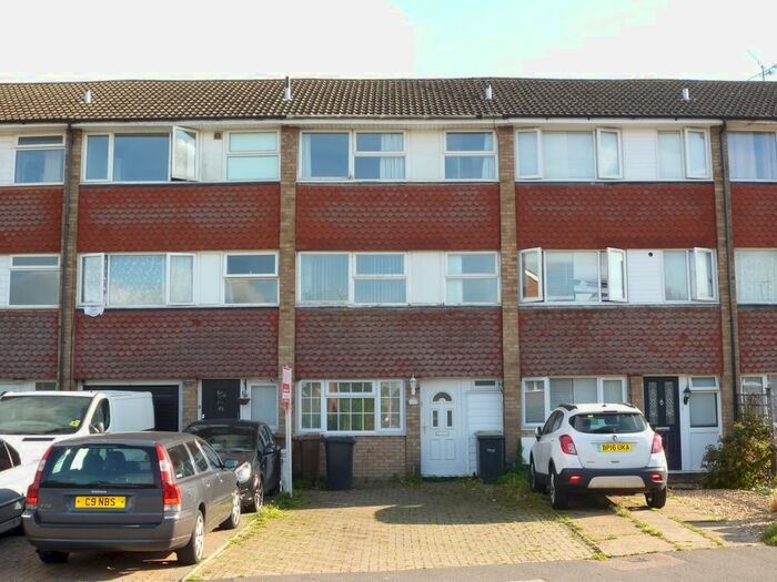 4 Bedroom Semi-Detached House To Rent In Swasedale Road, Luton, LU3
