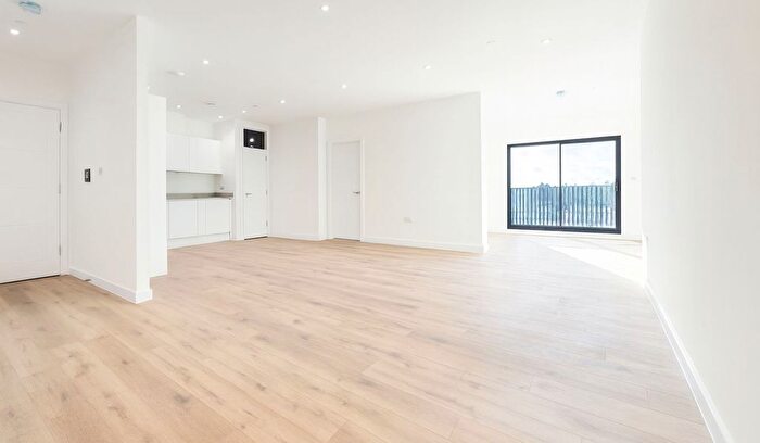 3 Bedroom Flat To Rent In Maybank Road, London, E18