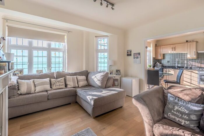 2 Bedroom Flat To Rent In Park Lane, Richmond, TW9