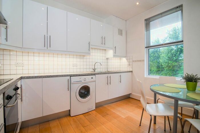 2 Bedroom Flat To Rent In Castelnau, London, Uk, SW13