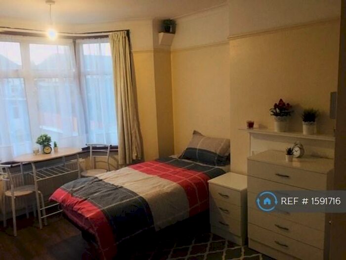 Studio To Rent In Grenoble Gardens, London, N13