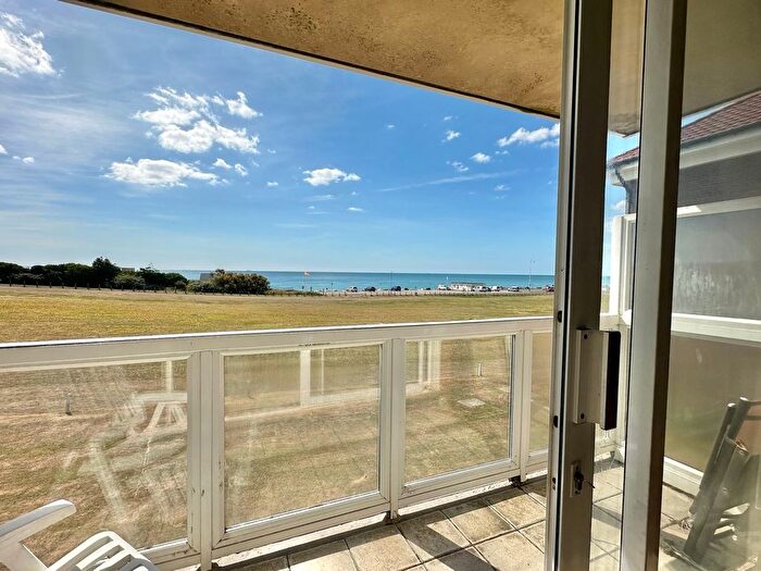 2 Bedroom Flat For Sale In Sutton Place, Bexhill-On-Sea, TN40