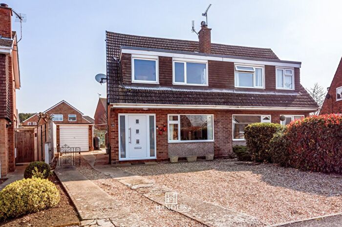 3 Bedroom Semi-Detached House For Sale In Willow Drive, Warwick, CV35