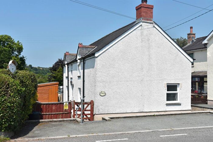 3 Bedroom Semi-Detached House To Rent In Llwyncelyn, Penrhiwllan, SA44
