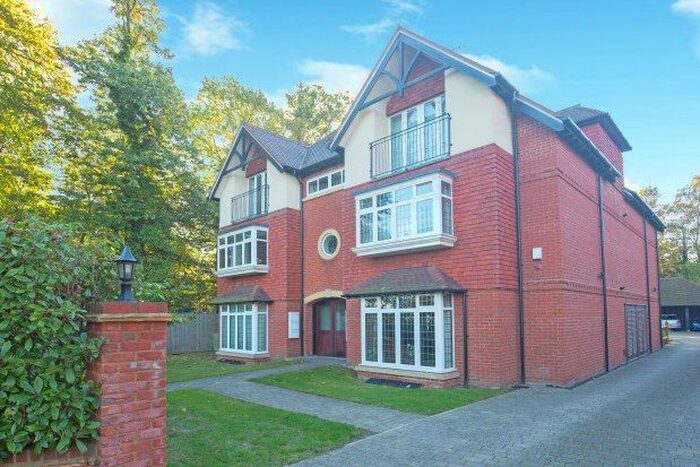 2 Bedroom Flat To Rent In Village Gate, West Byfleet KT14