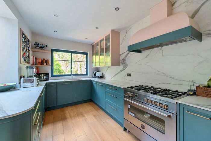 5 Bedroom Flat To Rent In Redston Road, London, N8