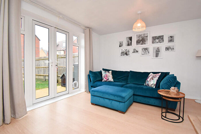 3 Bedroom Town House For Sale In Tate Drive, Biggleswade, SG18