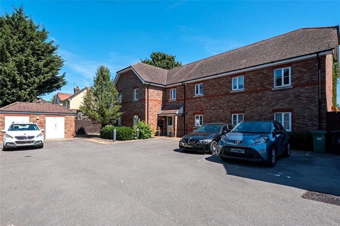 2 Bedroom Flat For Sale In Manor Avenue, Hockliffe, Bedfordshire, LU7